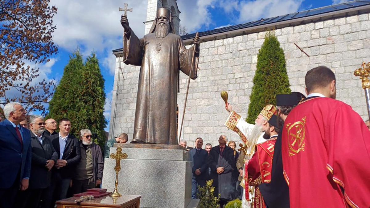 Освећен споменик Митрополиту Амфилохију у Колашину