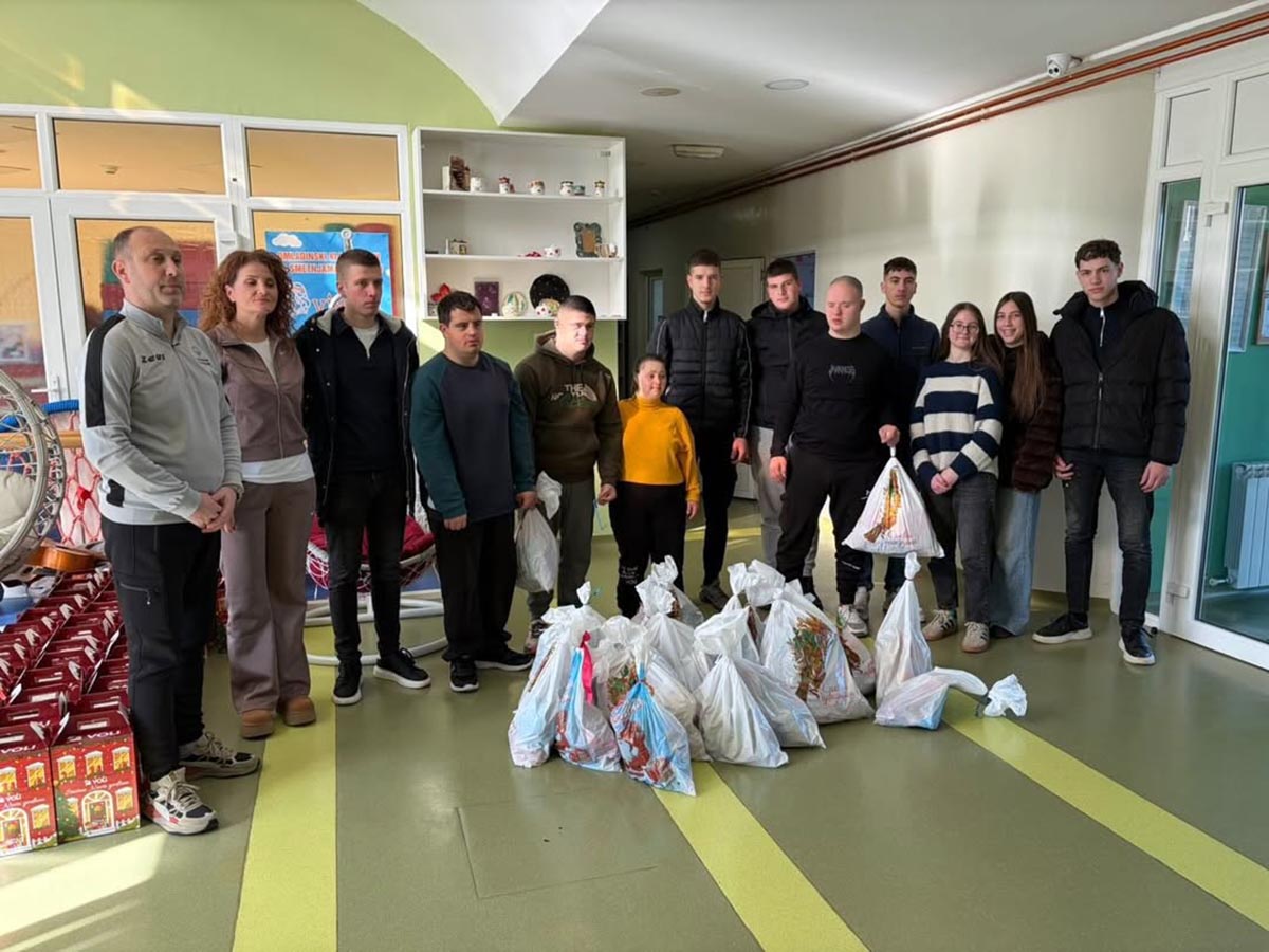 Братство православне омладине Светог Василија Острошког и ове године обрадовало најмлађе