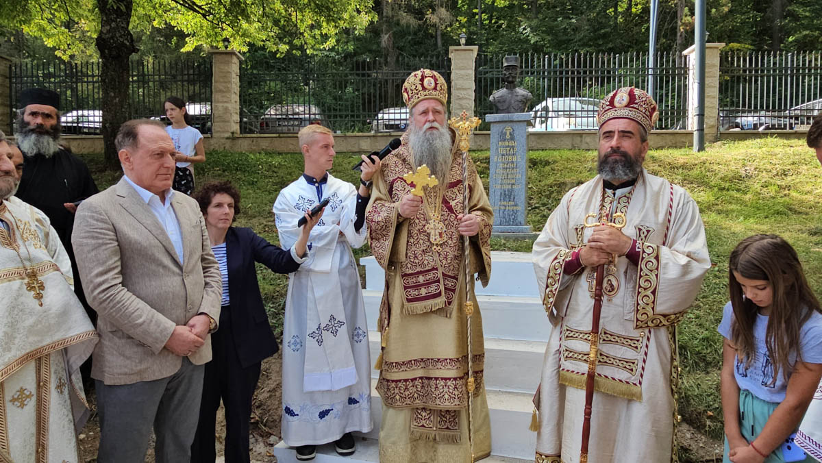 Литургијско сабрање у Андријевици: Митрополит Јоаникије и Епископ Методије служили Литургију, освештали нови звоник и бисту војводи Петру Бојовићу