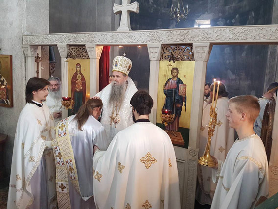 Света Архијерејска Литургија и рукоположење у Ђурђевим Ступовима