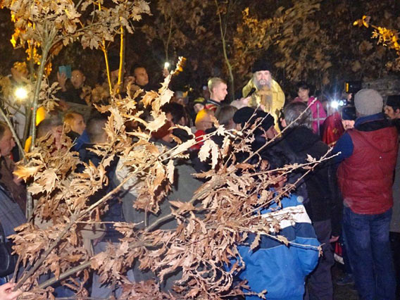 Налагање бадњака у Бијелом пољу испред цркве Светих апостола Петра и Павла