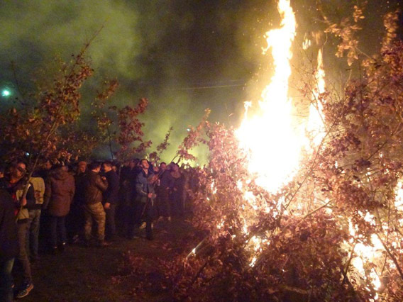 Налагање бадњака у Бијелом пољу испред цркве Светих апостола Петра и Павла