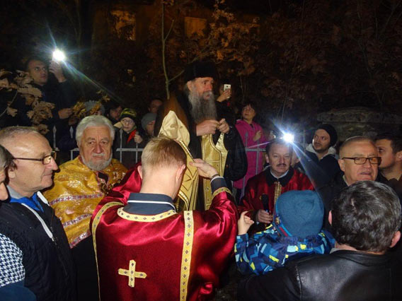 Налагање бадњака у Бијелом пољу испред цркве Светих апостола Петра и Павла