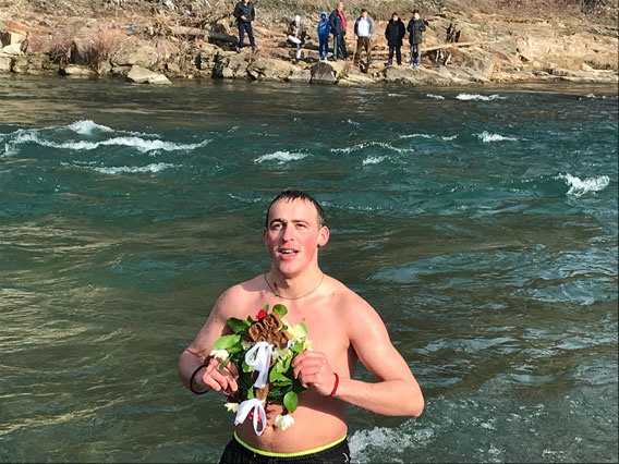 Бјелопољац Марко Дробњак први је допливао до Часног крста у ријеци Лим, на Сињавцу код Бијелог Поља