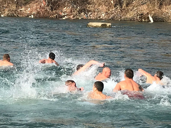 Бјелопољац Марко Дробњак први је допливао до Часног крста у ријеци Лим, на Сињавцу код Бијелог Поља