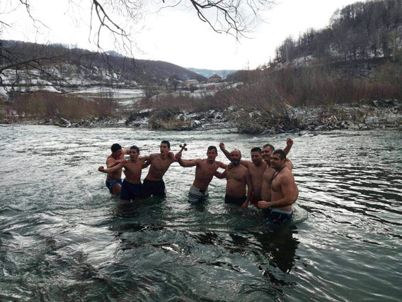 Богојављење прослављено у манастиру Брезојевица - до Часног крста први допливао Дарко Рајковић