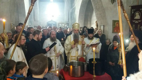 Епископ Јоаникије на Богојављење служио Литургију са водоосвећењем у Ђурђевим Ступовима