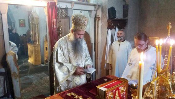 Епископ Јоаникије на Крстовдан служио Литургију у Ђурђевим Ступовима