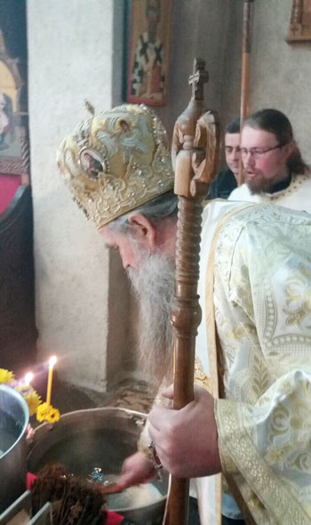 Епископ Јоаникије на Крстовдан служио Литургију у Ђурђевим Ступовима