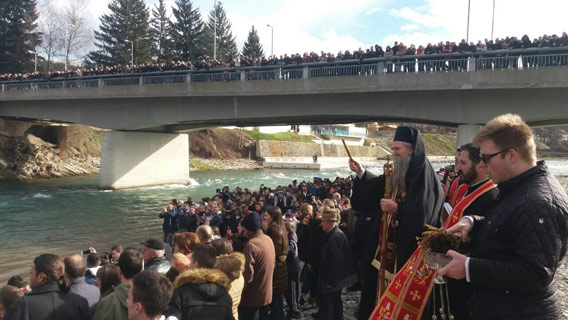 Богојављенско пливање у Беранама - до крста први Никола Кнежевић