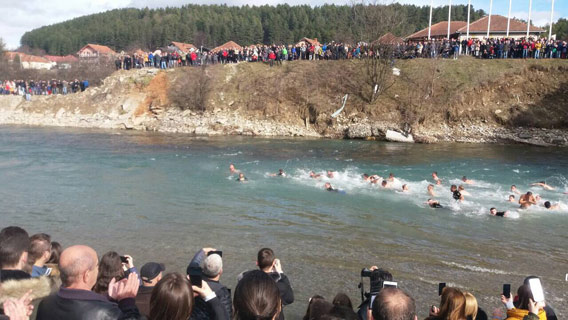 Богојављенско пливање у Беранама - до крста први Никола Кнежевић