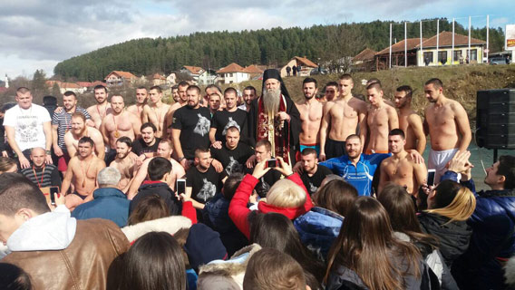 Богојављенско пливање у Беранама - до крста први Никола Кнежевић