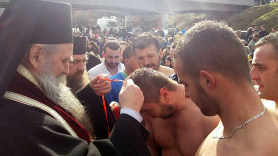 Богојављенско пливање у Беранама - до крста први Никола Кнежевић