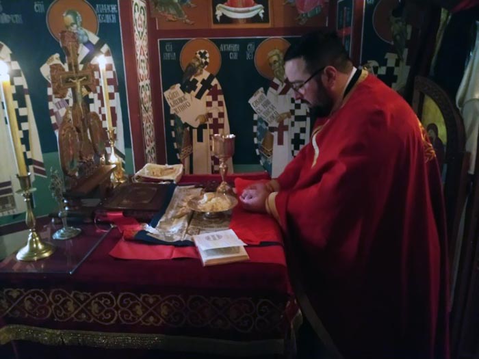 Света Литургија и налагање бадњака у Калудри