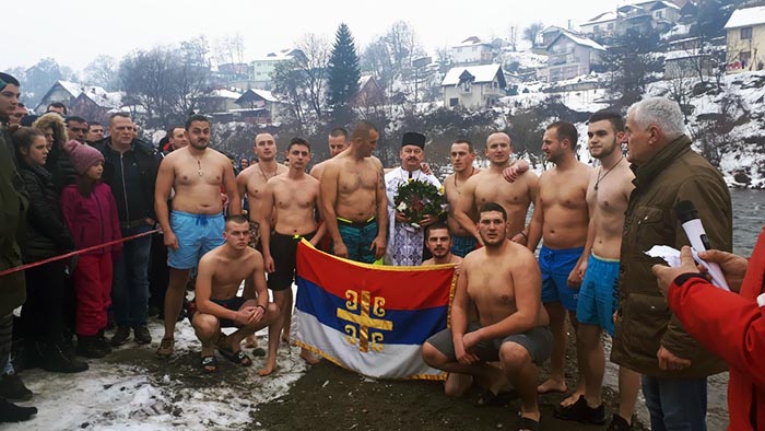 Милош први допливао до Крста