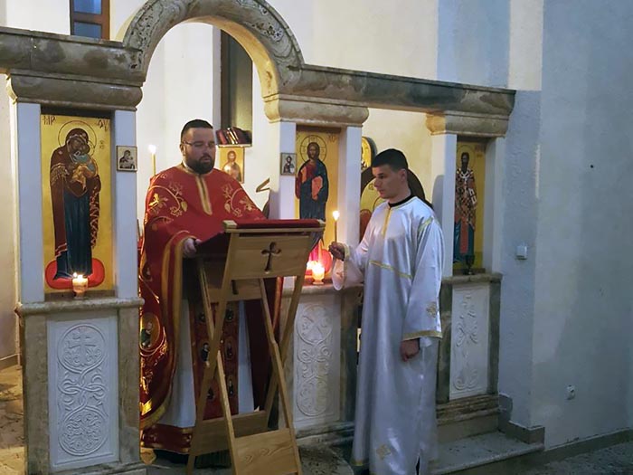 Налагање бадњака и поноћна Литургија у Трепчи