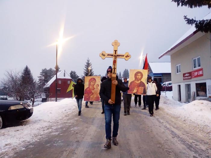 Уз Божићне хладне дане Дурмиторци Цркву бране