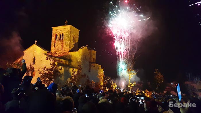 Епископ Јоаникије након налагања бадњака пред манастиром Ђурђеви Ступови: Наставићемо да се боримо за правду нашим заједништвом, слогом, истином и правдом, врлинама и оружјем којим нас је наоружао Богомладенац Исус Христос