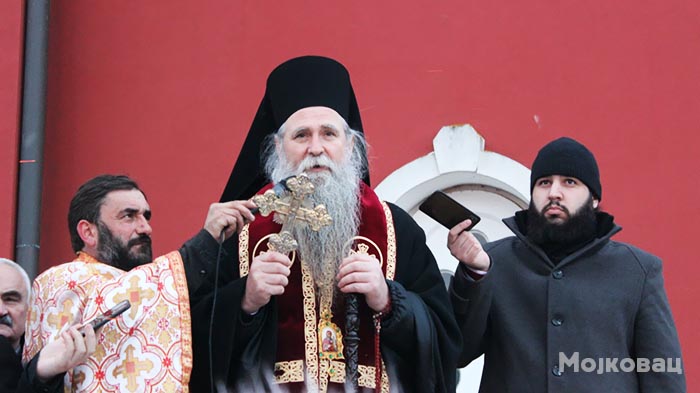 Епископ Јоаникије благосиљао бадњаке пред Саборним храмом у Мојковцу