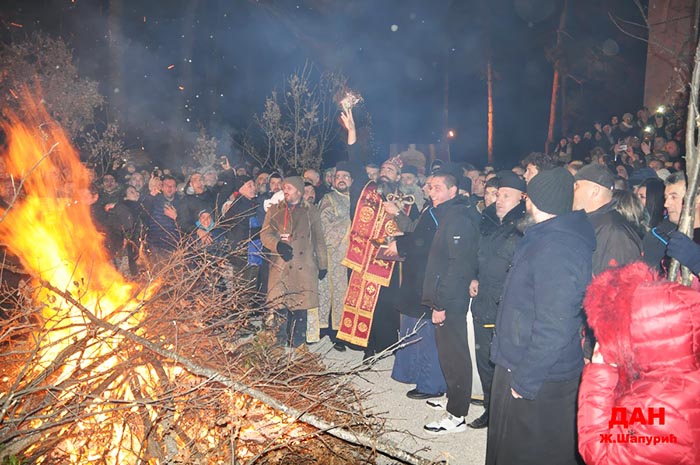 Владика Методије благосиљао Бадњаке пред Саборним храмом у Никшићу