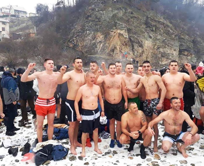 Богојављење у Бијелом Пољу прослављено Литургијом, литијом и пливањем за Часни крст