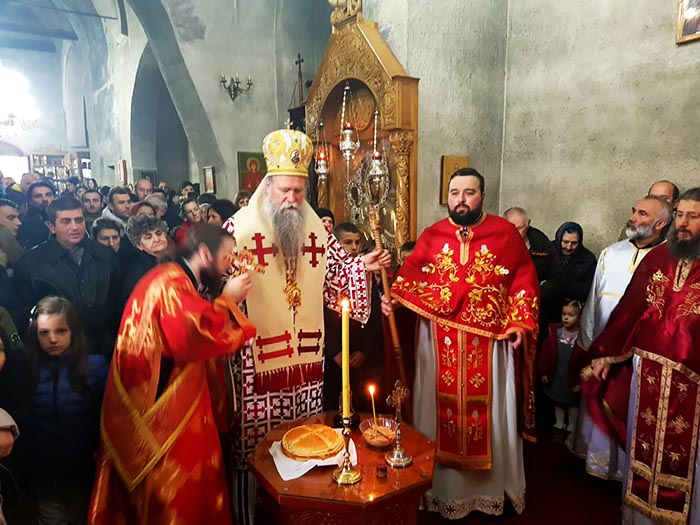 Епископ Јоаникије на Савиндан у Ђурђевим Ступовима