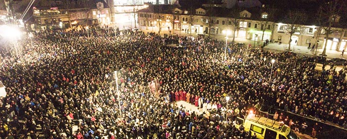 Отац Никола Пејовић на литији у Никшићу