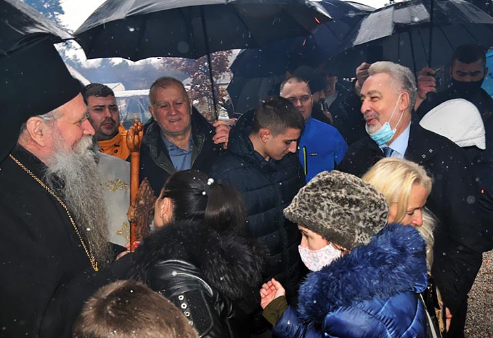 Епископ Јоаникије освештао и наложио Бадњаке пред никшићком Саборном црквом