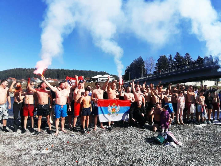 Свечано прослављено Богојављење у Беранама: Литургија и пливање за Часним крстом