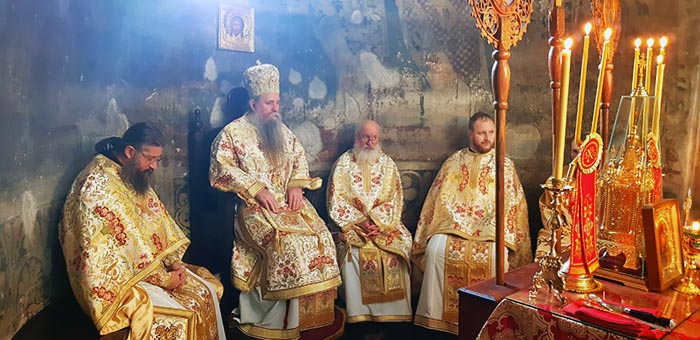 Преосвећени Епископ Јоаникије служио Литургију у Ђурђевим Ступовима