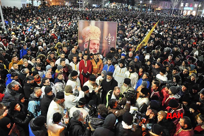 Отац Обрен Јовановић на литији у Никшићу