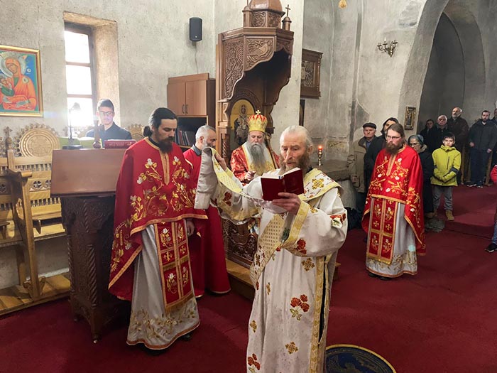 Епископ Јоаникије на Задушнице служио у Ђурђевим Ступовима