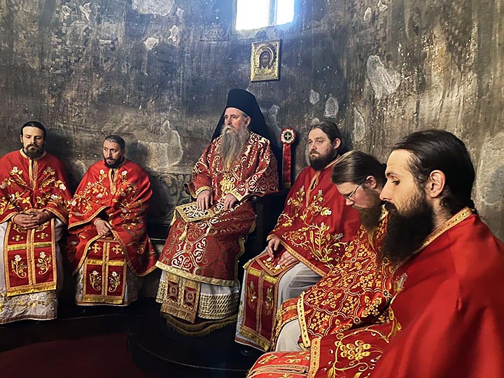 Архијерејска Литургија у Ђурђевим Ступовима