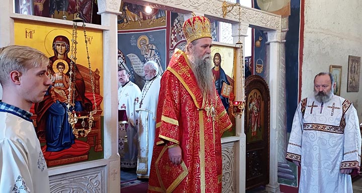 Празник Света Три Јерарха молитвено прослављен у манастиру Мајсторовина