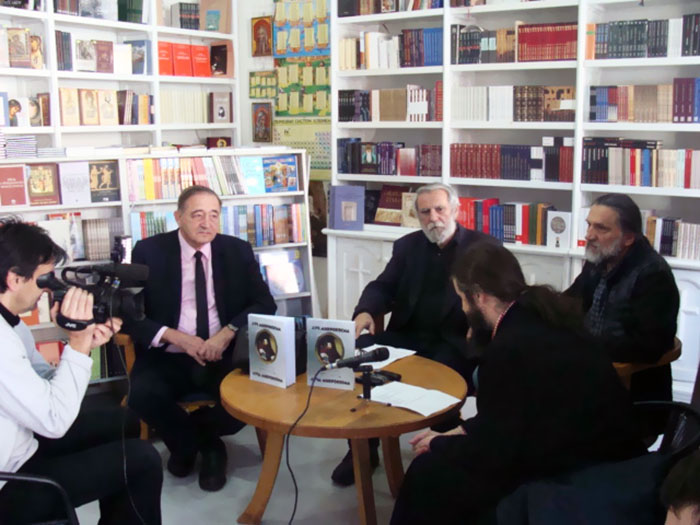 Објављено двојезично издање Луче микрокозма