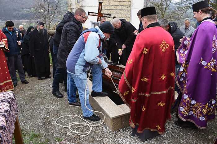 Заупокојена Литургија и опијело игуманији Евангелији