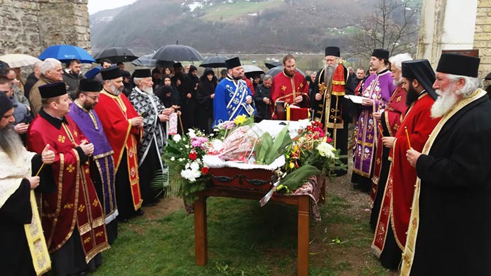 Заупокојена Литургија и опијело игуманији Евангелији