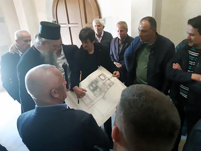 Владика Јоаникије обишао цркву у Врбици