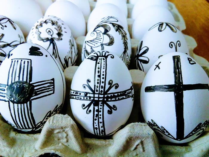 У Ораховцу и Великој Хочи почело шарање васкршњих јаја