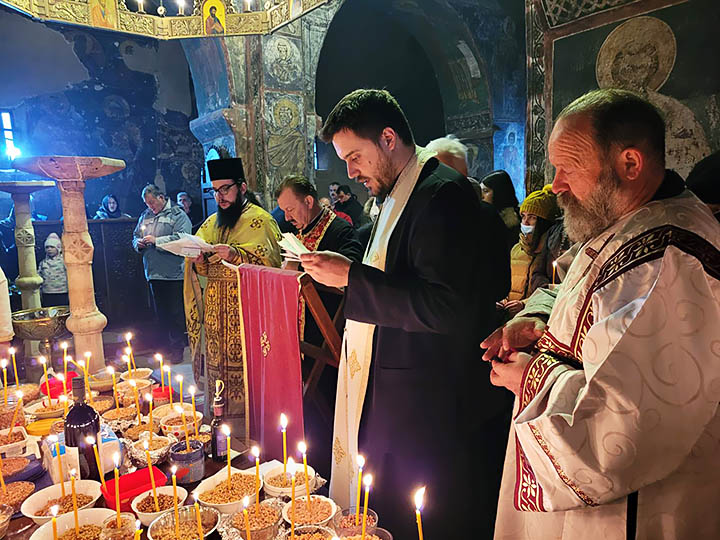 Света Литургија на Задушнице у храму у Никољцу