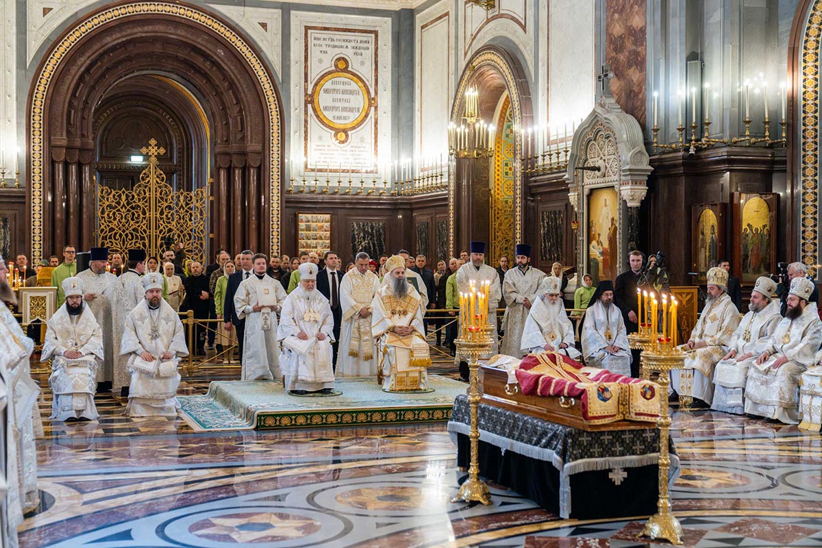 Предстојатељи Руске и Српске Православне Цркве служили Литургију и опело Епископу моравичком Антонију у Саборном храму Христа Спаситеља у Москви