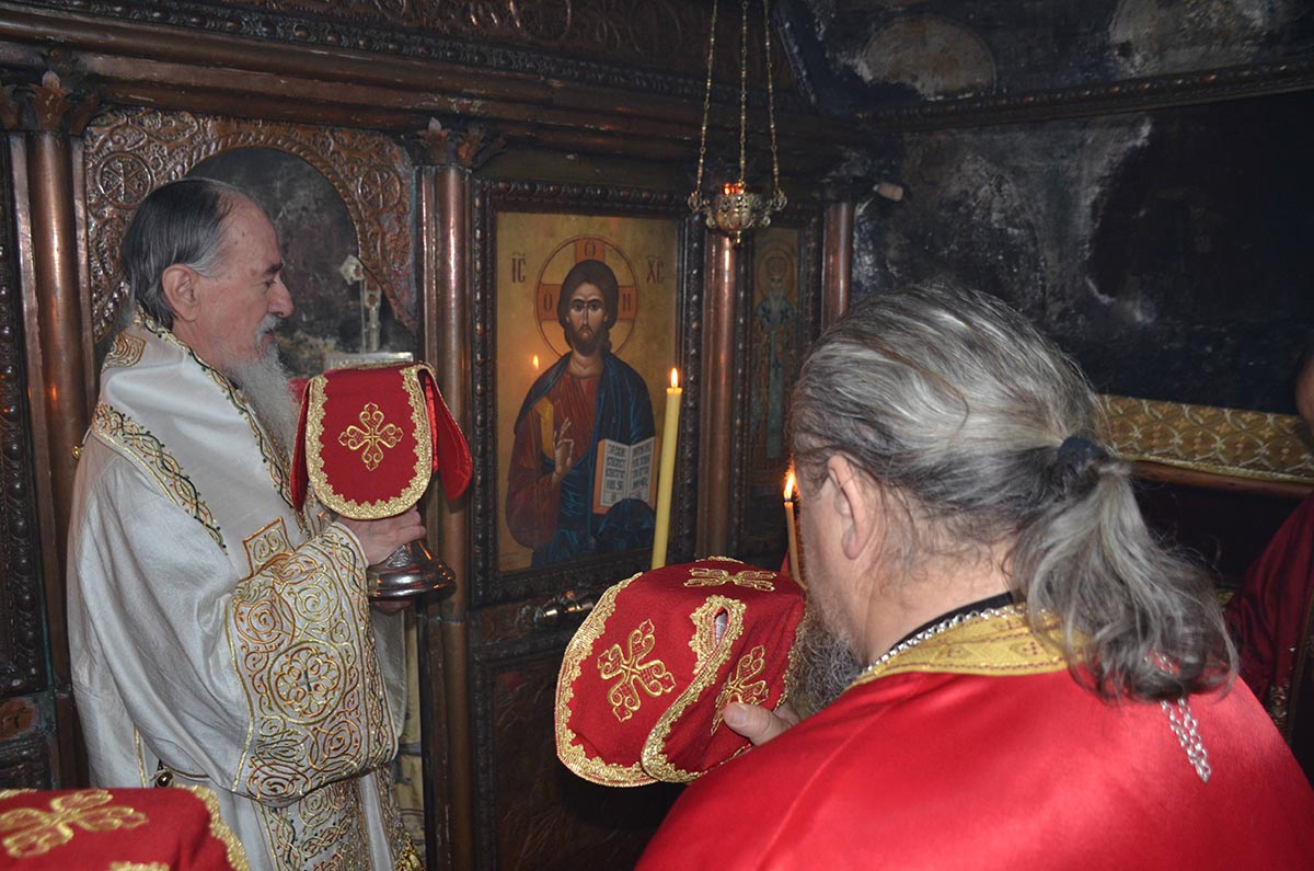 Архијерејска литургија у Острогу