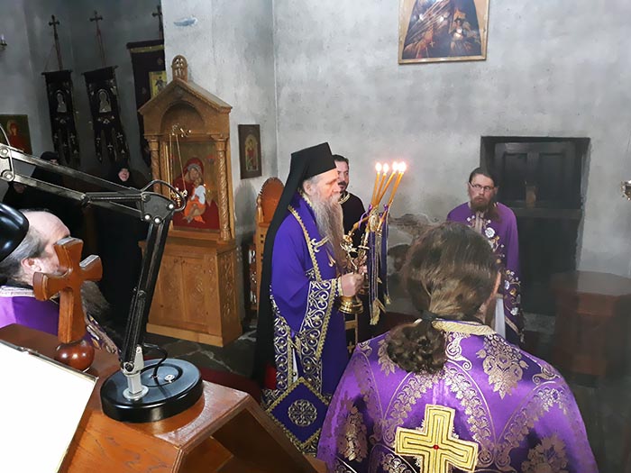 Епископ Јоаникије на Велику сриједу служио у манастиру Ђурђеви Ступови