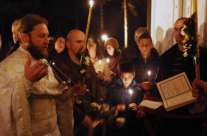 Васкршња поноћна Литургија у никшићком Саборном храму