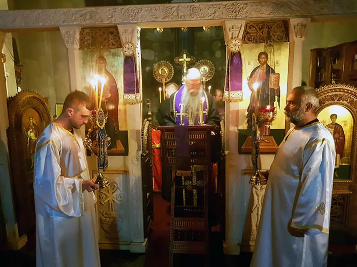 Владика Јоаникије служио у Ђурђевим Ступовима Велико бденије са 12 Страдалних јеванђеља