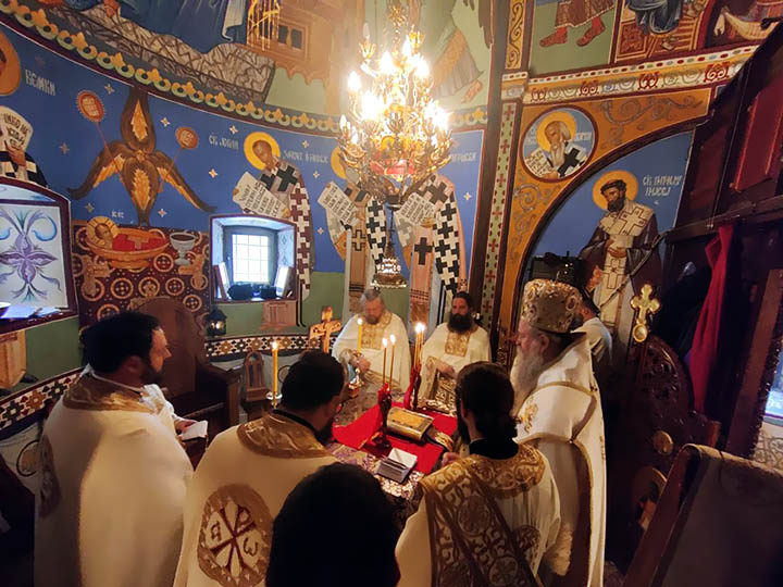 Владика Јоаникије на Недјељу Светог Јована Лествичника богослужио у манастиру Острогу