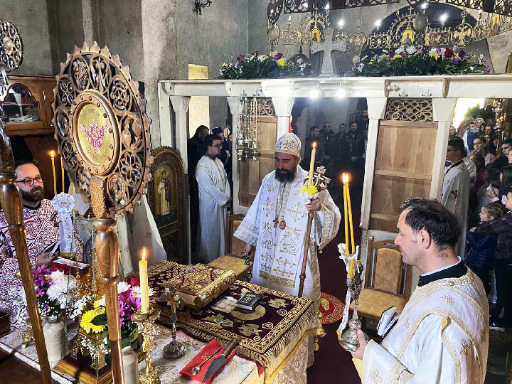 Света Архијерејска Литургија на Васкрсни понедјељак у Ђурђевим Ступовима