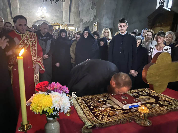 Епископ Методије служио вечерњу са изношењем Плаштанице у манастиру Ђурђеви Ступови