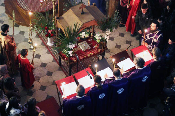 У Саборном храму у Никшићу на Велики петак служена вечерња служба са изношењем Плаштанице