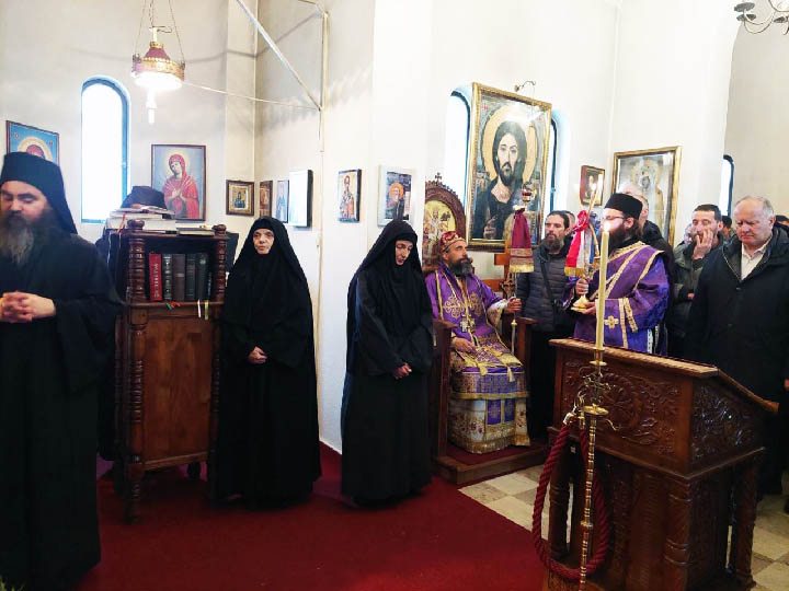 Владика Методије у Ћириловцу служио пређеосвећену Литургију са четрдесетодневним поменом оцу Јоилу Булатовићу